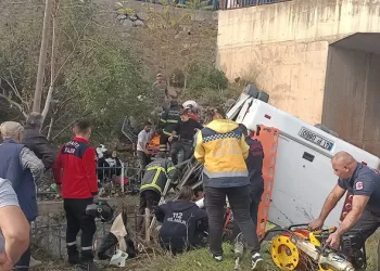 Öğrenci servisi dere yatağına uçtu: 2 ölü, 20 yaralı