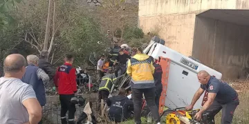 Öğrenci servisi dere yatağına uçtu: 2 ölü, 20 yaralı