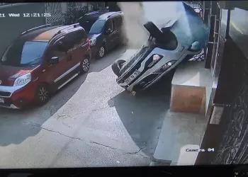 Bursa’da aşırı hızla gelen kaza! Sürücü kaçtı