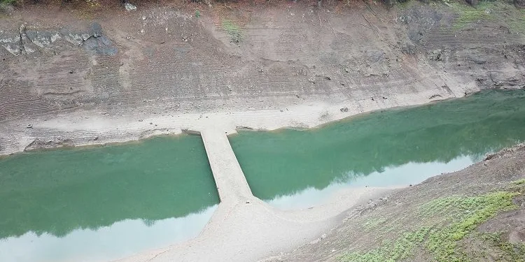 Su seviyesi azaldı, köprü ortaya çıktı