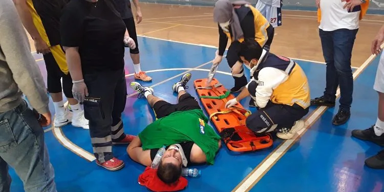 Bursa’da genç basketçi sahada yere yığıldı