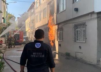 Bursa’da alevlerin arasında kalmaktan itfaiye kurtardı