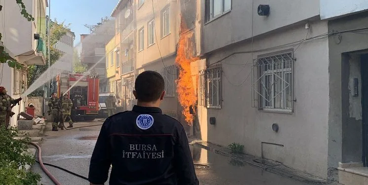 Bursa’da alevlerin arasında kalmaktan itfaiye kurtardı