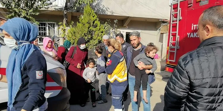 Bursa’da anne ve 2 çocuğu yangında dumandan etkilendi