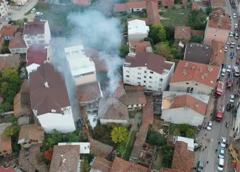 Bursa’da tarihi ev yandı