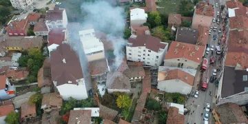 Bursa’da tarihi ev yandı