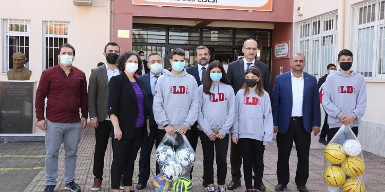 Gürsu Belediyesi’nden okullara spor malzemesi desteği