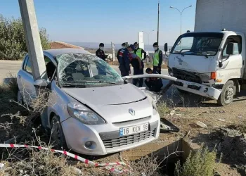 Bursa’da kamyonet çarpıştığı otomobili direğe sıkıştırdı