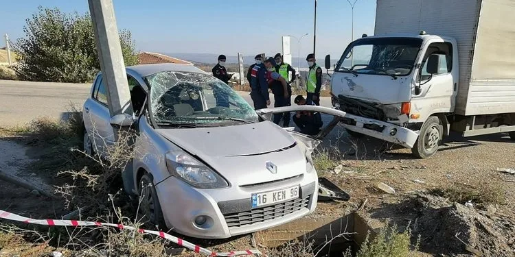 Bursa’da kamyonet çarpıştığı otomobili direğe sıkıştırdı