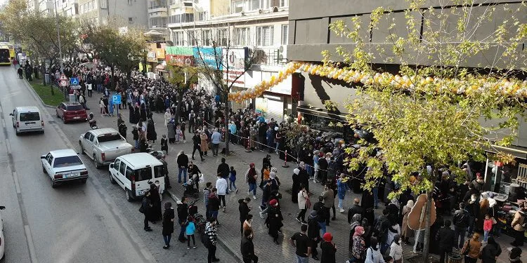 Bursa’da mağaza açılışında izdiham!
