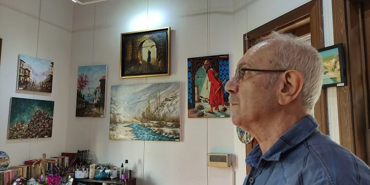 Geçimini 45 yıldır resim yaparak sağlıyor