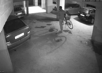 Otopark kapısından girdiği apartmanda hırsızlık yaptı