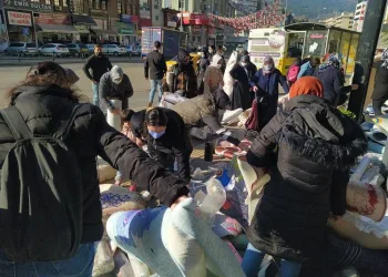 Bursa’da indirimli halı almak için birbirleriyle yarıştılar