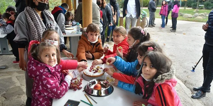 Bursa’da çocuklar hayvanlara pasta hazırladı