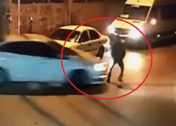 Bursa’da karşıya geçmek isterken otomobil çarptı
