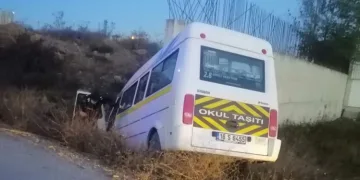 Bursa’da servis aracı inşaat temeline uçtu