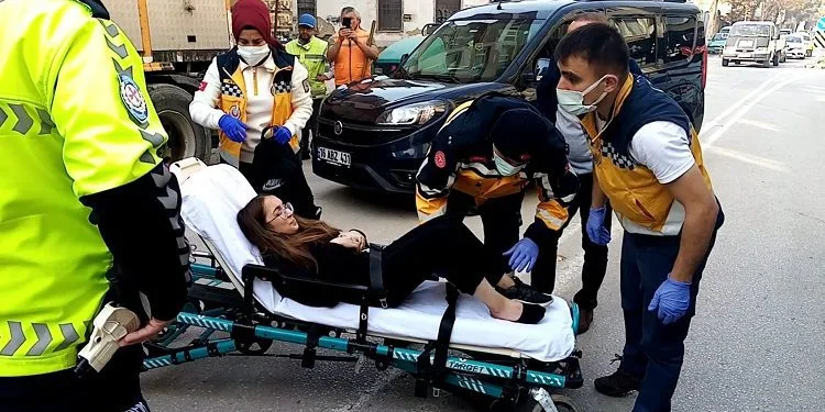 Bursa’da genç kıza kamyonet çarptı