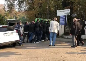 Minibüsün çarptığı kadın son yolculuğuna uğurlandı