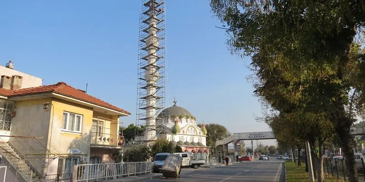 Mudanya Hacıbaba Camii’nin hasarlı minaresi yıkılıyor