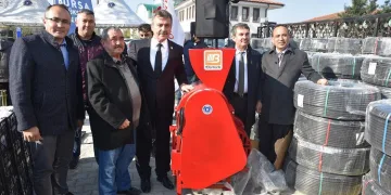 Çiftçiye damlalık sulama sistemi ve çilek fidesi desteği