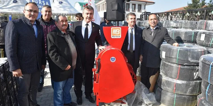 Çiftçiye damlalık sulama sistemi ve çilek fidesi desteği