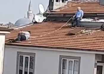 Bursa’da çatıda tehlikeli tamirat