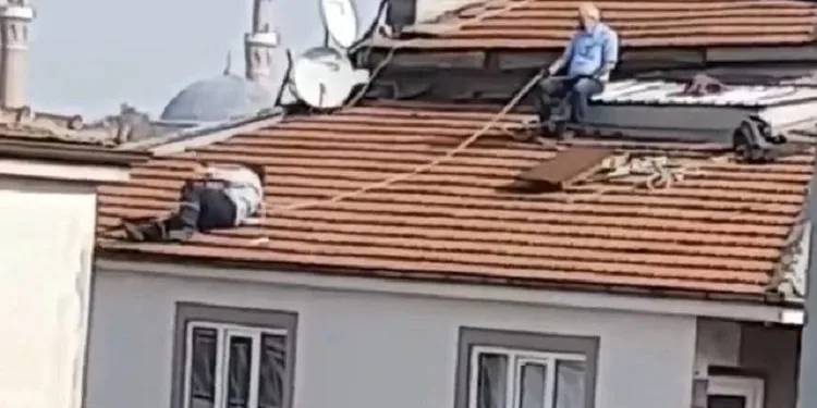 Bursa’da çatıda tehlikeli tamirat