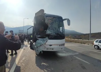 Öğrenci taşıyan otobüs kamyona çarptı: 24 yaralı