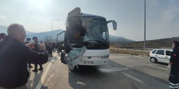Öğrenci taşıyan otobüs kamyona çarptı: 24 yaralı