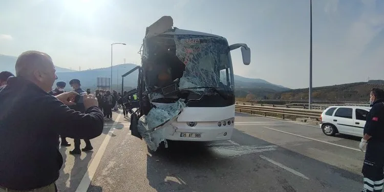 Öğrenci taşıyan otobüs kamyona çarptı: 24 yaralı