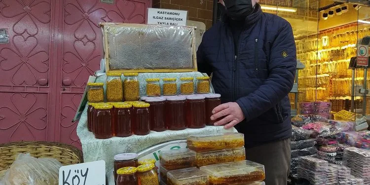 Memleketinde ürettiği balları Bursa’da satıyor