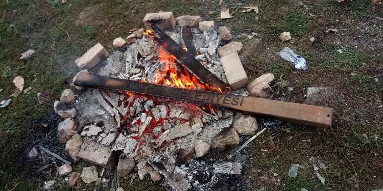 Bursa’da parkı yıkıp yaktılar