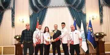 Ödüllü sporculardan Başkan Aktaş’a ziyaret