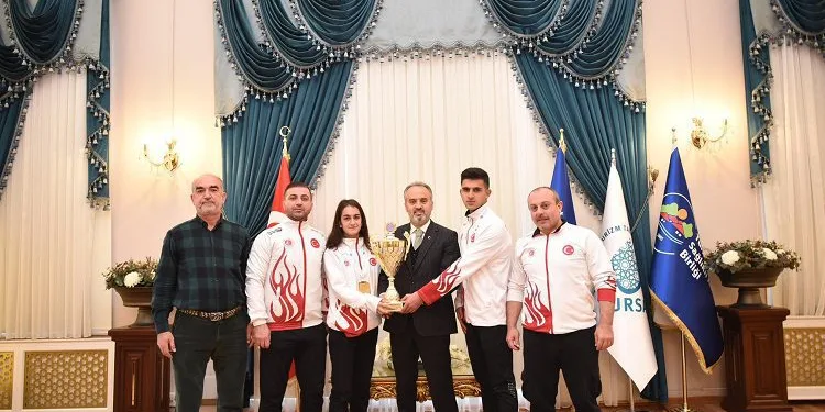 Ödüllü sporculardan Başkan Aktaş’a ziyaret