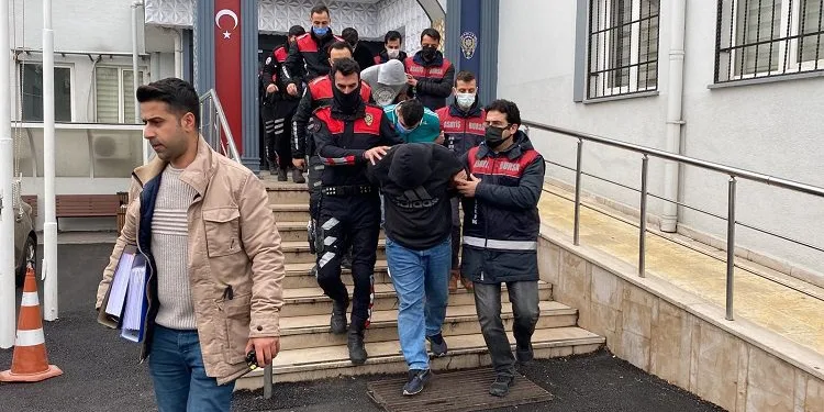 Bebek kamerasına yakalanan çete adliyeye sevk edildi