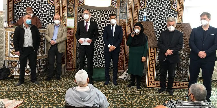 Alman Bakan camileri dolaşarak aşı olun çağrısı yaptı