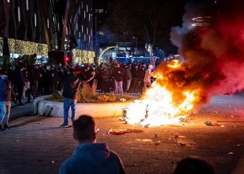 Hollanda’da Covid-19 protestosu çatışmaya dönüştü