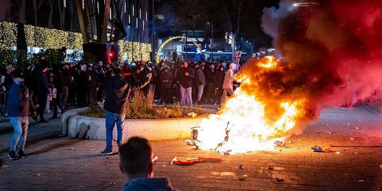 Hollanda’da Covid-19 protestosu çatışmaya dönüştü