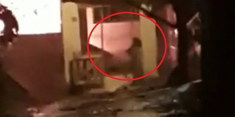 Bursa’da alev alev yanan evine bir odun da o attı