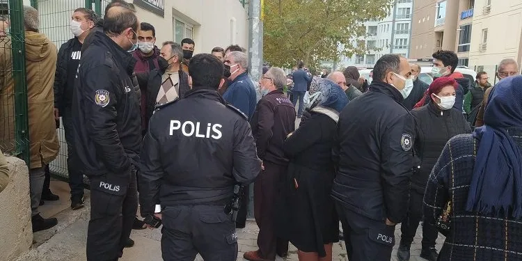 Bursa’da site sakinleri yönetim ofisini bastı