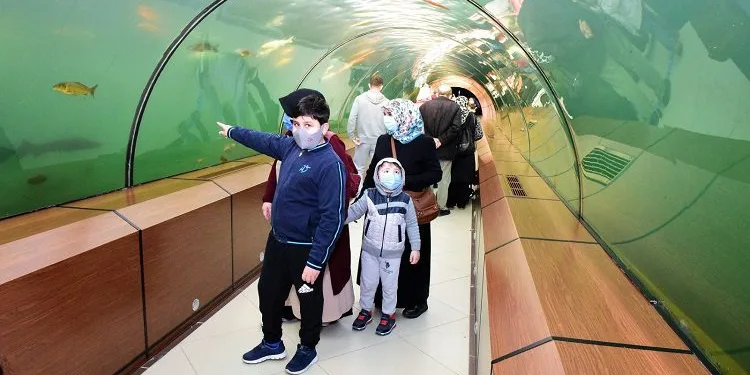 Türkiye’nin en büyük tatlı su tünel akvaryumu çocukları ağırladı