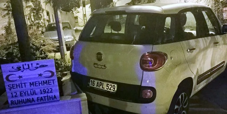 Bursa’da şehit mezarına çarptı aracı bırakıp kaçtı