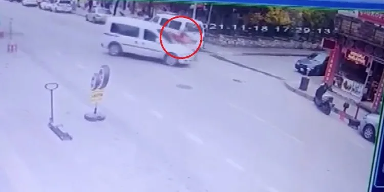 Bursa’da feci kaza! Motokurye ağır yaralandı