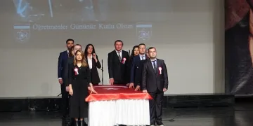 Bursa’da öğretmenler gününde genç öğretmenler yemin etti