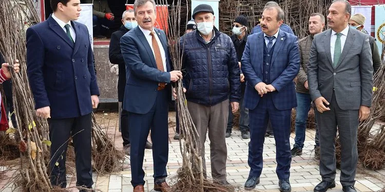 Harmancıklı çiftçilere ayva fidanı dağıtıldı