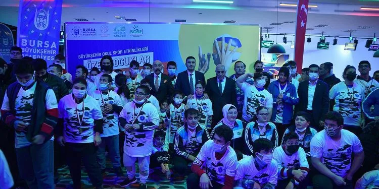 Bursa’da özel çocuklar bowlingle eğlendi