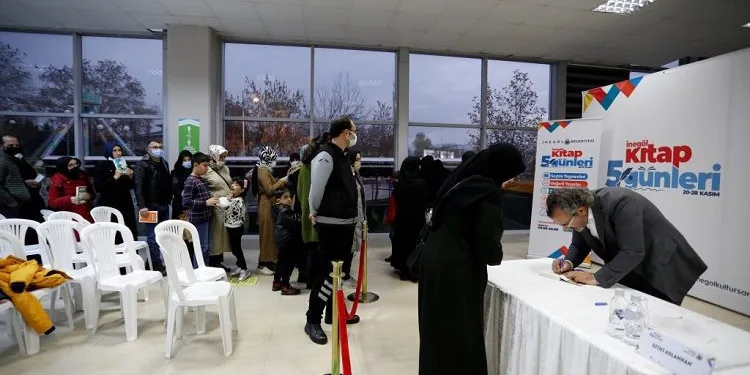 Sıtkı Aslanhan kitaplarını İnegöllüler için imzaladı