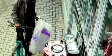 Bursa’da bisikletli hırsız kameraya yakalandı