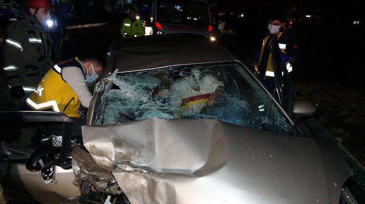 Bursa'da feci kazada otomobilde sıkıştılar