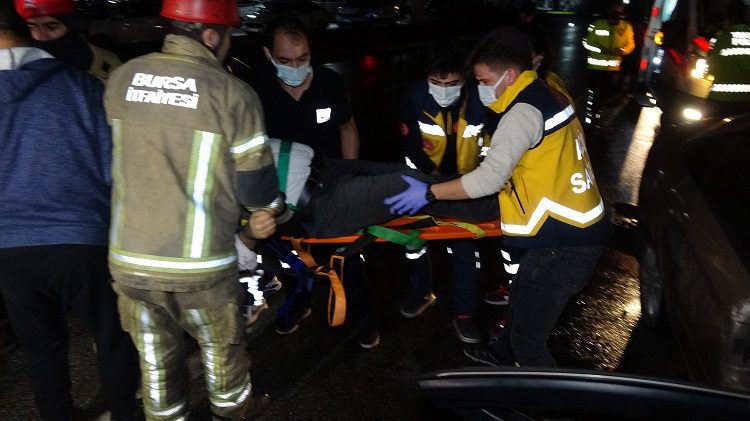 Bursa'da feci kazada otomobilde sıkıştılar
